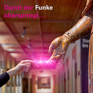 Nahaufnahme: Eine moderne Hand und die Hand einer hölzernen Klosterstatue im Franziskanermuseum Villingen‑Schwenningen, zwischen den Fingerspitzen ein leuchtend pinker Funke.