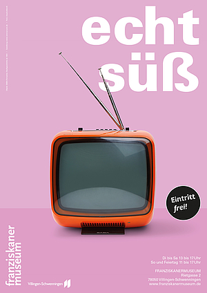 Retro-oranges Röhrenfernsehgerät mit ausgezogenen Antennen vor rosa Hintergrund; oben großer weißer Schriftzug echt süß, unten links Schriftzug Franziskanermuseum Villingen-Schwenningen, rechts schwarzer Kreis mit Text Eintritt frei.