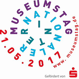 Kreisförmiges Logo mit den Worten MUSEUMSTAG und INTERNATIONAL in lila und blau, Datum 21.05.2017 und www.museumstag.de in Rot, darunter Gefördert von und rotes Sparkassen-Logo