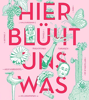 Rosa Plakat mit großen roten Buchstaben HIER BILD'RT UNS WAS, umgeben von grünen Illustrationen: Schmetterling, Flasche, Theatermaske, kleine Statue, Blumen, Kaktus und Hopfen; Ankündigung für Museum- und Familienprogramm.