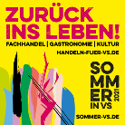 Buntes Werbeplakat auf gelbem Grund mit großem Schriftzug ZURÜCK INS LEBEN, Hinweisen auf Fachhandel, Gastronomie und Kultur, farbigen abstrakten Figuren sowie dem Schriftzug SOMMER IN VS als Aufruf zu Sommerveranstaltungen in Villingen‑Schwenningen.