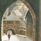 Durch steinernen Torbogen Blick auf verschneite Altstadt mit Fachwerkhäusern, gepflasterter Straße und einer allein gehenden Person im Mantel.