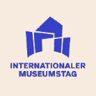 Blaues stilisiertes Museumsgebäude über dem Schriftzug Internationaler Museumstag auf beigem Hintergrund