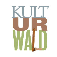 Logo mit dem gestapelten Schriftzug Kulturwald in verschiedenen Farben; ein hölzerner Pilgerstab lehnt am Schriftzug.