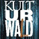 Plakat mit dunklem Nadelwald-Hintergrund, großer weißer Schrift KULTURWALD und mittig einer bronzenen Figur eines betenden Franziskanermönchs
