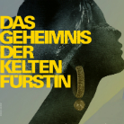 Profil einer stilisierten keltischen Fürstin mit goldener Textur und rundem Ohrring, nach rechts blickend, vor dunklem Hintergrund; links großer gelber Schriftzug Das Geheimnis der Keltenfürstin