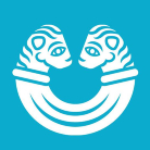 Logo des Franziskanermuseums: stilisiertes weißes Emblem auf türkis mit zwei spiegelbildlichen, einander zugewandten Köpfen, die einen halbrunden Bogen bilden.