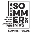 Schwarz-weißes Logo KulturSommer VS 2021 in Blockschrift: großes SOMMER 2021 vertikal, links Schlagworte Musik, Theater, Museum, Aktionen, Feste und Webadresse sommer-vs.de