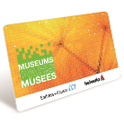 Rechteckige orange-weiße Museumskarte mit grünem Pixelmuster und weißer Aufschrift MUSEUMS / MUSÉES, weiße Leiste am unteren Rand mit kleinen Logos rechts.
