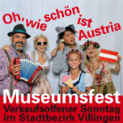 Fünf lächelnde Personen in traditioneller österreichischer Tracht (Dirndl, Lederhose); eine Frau hält eine kleine österreichische Flagge, ein Mann spielt Akkordeon, andere halten Bierkrüge — fröhliche Gruppe auf einem Museumsfest-Plakat.