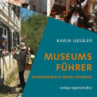 Buchcover eines Museumsführers mit türkisfarbenem Schriftfeld und Titel Museumsführer, links eine schmale Altstadtgasse mit Passanten und historischen Gebäuden