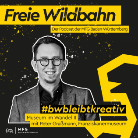 Schwarz-weiß-Porträt eines lächelnden Mannes mit Brille vor dunklem Hintergrund, gelbe Schrift Freie Wildbahn und großes gelbes S