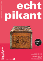 Auf pinkem Hintergrund ein geschnitztes Holzkästchen mit figürlichen Reliefs; darüber der weiße Schriftzug echt pikant.