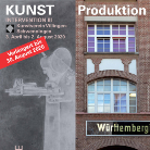 Plakat zweigeteilt: links dunkel mit großem Schriftzug KUNST und weiteren Ausstellungsinformationen, rechts Foto einer Backsteinfassade mit zwei übereinanderliegenden Fenstern und einem Schild Württemberg