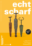 Drei historische Messer mit korrodierten Klingen und verschiedenen Griffen vor gelbem Hintergrund; großer weißer Schriftzug echt scharf oben.