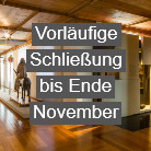 Innenaufnahme eines Ausstellungsraums im Franziskanermuseum: Holzfußboden, Vitrinen und Ausstellungsfiguren; darüber Schriftzug Vorläufige Schließung bis Ende November