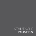 Schriftzug Städtische Museen in Weiß auf dunkelgrauem Hintergrund