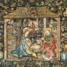 Mittelalterliche Tapisserie: Maria hält das Jesuskind unter reich verziertem Baldachin, drei kniende Heilige Drei Könige überreichen Geschenke, umgeben von Dienern und Engeln, dichtes gold- und blaues Ornamentmuster