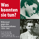 Plakat mit rotem Feld und weißer Aufschrift Was konnten sie tun? und dem Untertitel Widerstand gegen den Nationalsozialismus 1939–1945; rechts zwei schwarz-weiße Porträtfotos junger Männer, eines seitlich, eines frontal.