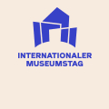 Logo des Internationalen Museumstags: stilisiertes blaues Museumsgebäude mit Turm und Bögen, darunter der Schriftzug Internationaler Museumstag.