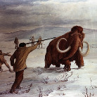 Gemälde: Jäger ziehen ein Wollhaarmammut mit Seilen über eine verschneite Steppe, einige halten Speere.